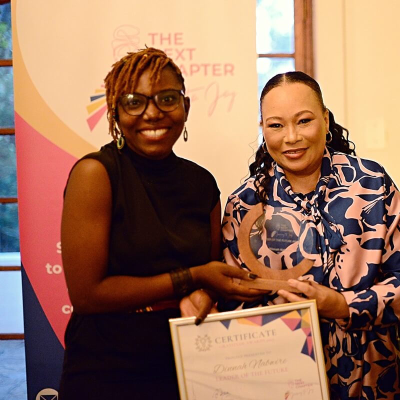 Dinnah Nabwire receives an award